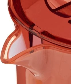Set De 2 Carafes Pichet/pichet à Jus Avec Couvercle 1950 Ml Rouge - Dimensions : 18 X 10,5 X 25 Cm - Matière : Plastique 6 Set De 2 Carafes Pichet/pichet à Jus Avec Couvercle 1950 Ml Rouge - Dimensions : 18 X 10,5 X 25 Cm - Matière : Plastique -Dégustation Délicate 1013x1200 2