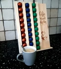 Nespresso Porte- Tasses à Café|Version De Luxe|Bois D'épicéa Avec Décorations (brûlées)|Convient à Toutes Les Tasses à Café, Y Compris Nepresso| Contenu 30 Tasses|