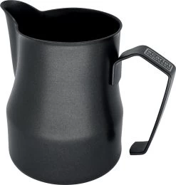 Expresso écarlate | Pot à Lait "L'Art Profi" Pour Latte Art Ou Cappuccino; En Acier Inoxydable 18/10; Pichet Barista De Haute Qualité. Noir 350 Ml 17 Expresso écarlate | Pot à Lait "L'Art Profi" Pour Latte Art Ou Cappuccino; En Acier Inoxydable 18/10; Pichet Barista De Haute Qualité. Noir 350 Ml -Dégustation Délicate 1139x1200