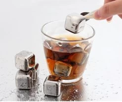 Pierres à Whisky En Acier Inoxydable - Ensemble Premium - Pierres à Whisky En Métal - 4 Pièces - SEC 25 Pierres à Whisky En Acier Inoxydable - Ensemble Premium - Pierres à Whisky En Métal - 4 Pièces - SEC -Dégustation Délicate 1200x1004 3