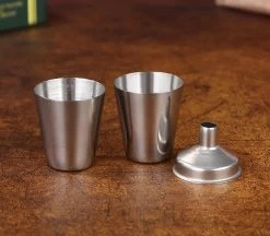 WvH Hip Flask Set - Avec Extra Hip Flask 175ML/6OZ- Entonnoir Et Deux Tasses - Hip Flask - 235 ML/8OZ - Acier Inoxydable Et Cuir - Coffret Cadeau -Dégustation Délicate 1200x1050 6