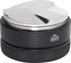 Expresso écarlate | Distributeur "Grande TRE" Pour Barista; Pour Une Extraction Parfaite Avec Des Machines De Sérigraphie; Des Tailles Différentes; à Toute épreuve. Zwart 58 Mm + Planche De Tige -Dégustation Délicate 1200x1063 1