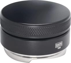 Expresso écarlate | Distributeur "Grande TRE" Pour Barista; Pour Une Extraction Parfaite Avec Des Machines De Sérigraphie; Des Tailles Différentes; à Toute épreuve. Zwart 58 Mm + Planche De Tige -Dégustation Délicate 1200x1065 2