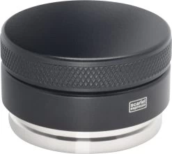 Expresso écarlate | Tamper "Grande Flat" Pour Barista; Avec Rainures 3D Pour Une Extraction Parfaite Avec Des Machines Porte-tamis; Des Tailles Différentes; à Toute épreuve. Noir 58,5 Mm + Planche De Tige 17 Expresso écarlate | Tamper "Grande Flat" Pour Barista; Avec Rainures 3D Pour Une Extraction Parfaite Avec Des Machines Porte-tamis; Des Tailles Différentes; à Toute épreuve. Noir 58,5 Mm + Planche De Tige -Dégustation Délicate 1200x1073 3