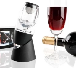 Lynnz à Vin De Luxe Lynnz ® + Passoire Et Standard | Carafe à Vin - Carafe à Vin - Aérateur à Vin - Cadeau - Accessoires Pour Le Vin - Coffret Cadeau -Dégustation Délicate 1200x1090 2