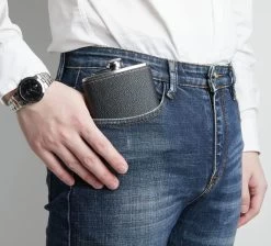 Flasque En Acier 8 Oz / 240 Ml Coffret Cadeau Avec Deux Verres à Shot Et Une Flasque Entonnoir En Cuir Zwart Convient Pour Transporter De L'alcool 11 Flasque En Acier 8 Oz / 240 Ml Coffret Cadeau Avec Deux Verres à Shot Et Une Flasque Entonnoir En Cuir Zwart Convient Pour Transporter De L'alcool -Dégustation Délicate 1200x1090 5