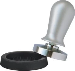 Expresso écarlate | Tamper "Perfetto" Pour Barista; Calibré à Une Pression De Contact De 35 Lb; Avec Manche En Aluminium Ou En Bois Fin Et Base En Acier Inoxydable De Précision.