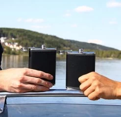 Flasque En Acier 8 Oz / 240 Ml Coffret Cadeau Avec Deux Verres à Shot Et Une Flasque Entonnoir En Cuir Zwart Convient Pour Transporter De L'alcool 10 Flasque En Acier 8 Oz / 240 Ml Coffret Cadeau Avec Deux Verres à Shot Et Une Flasque Entonnoir En Cuir Zwart Convient Pour Transporter De L'alcool -Dégustation Délicate 1200x1162 7