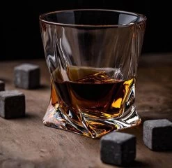 MikaMax Twisted Whisky Decanter - Whisky Decanter - Set Complet - Whisky Stones - Inc. 2 Verres à Whisky – 1L 15 MikaMax Twisted Whisky Decanter - Whisky Decanter - Set Complet - Whisky Stones - Inc. 2 Verres à Whisky – 1L -Dégustation Délicate 1200x1167 8