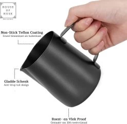House Of Husk® Pot à Lait Avec Art Pen - Pichet Mousseur à Lait - Zwart - Pot à Lait - Pichet à Lait - Acier Inoxydable - Pot à Lait Barista - 350 Ml - Avec Stylo Latte Art -Dégustation Délicate 1200x1174 1