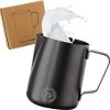 BRAVE ELEPHANT ® Pot à Lait En Acier Inoxydable 600 Ml [Noir Mat] | Pot à Lait En Inox Pour Latte Art | Pot à Lait Barista Avec Revêtement En Téflon Noir | Pichet En Mousse De Lait Innovant -Dégustation Délicate 1200x1182