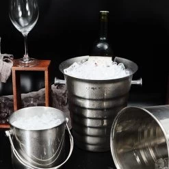 Seau à Glace En Acier Inoxydable Decopatent® - Seau à Glace à Champagne Avec Poignée - Seau à Champagne - Seau à Boisson - Seau à Vin - 26x22x22,5 Cm - Argent 10 Seau à Glace En Acier Inoxydable Decopatent® - Seau à Glace à Champagne Avec Poignée - Seau à Champagne - Seau à Boisson - Seau à Vin - 26x22x22,5 Cm - Argent -Dégustation Délicate 1200x1200 1024