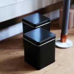 6 X Boîte De Rangement Carrée Classique / Boîte à Thé, Empilable, Avec 6 étiquettes, étanches Aux Arômes En Métal Pour 140 G Earl Grey Chacune, | 9,8 X 7,6 X 7,6 Cm (H, L, P) également Idéal Comme Pot à Café, à Riz Ou à épices 12 6 X Boîte De Rangement Carrée Classique / Boîte à Thé, Empilable, Avec 6 étiquettes, étanches Aux Arômes En Métal Pour 140 G Earl Grey Chacune, | 9,8 X 7,6 X 7,6 Cm (H, L, P) également Idéal Comme Pot à Café, à Riz Ou à épices -Dégustation Délicate 1200x1200 169