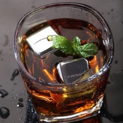 Decopatent® Whisky Stones Set De 8x Glaçons En Acier Inoxydable + Pinces - Whisky Stones - Moule à Glaçons - Cocktail Ice Cube Cooling Stones -Dégustation Délicate 1200x1200 1857