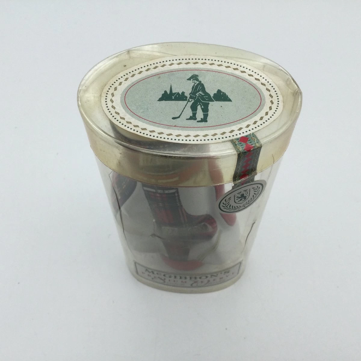 Sac De Golf 'Stuart Bag' En Céramique De 11 Cm De Haut Rempli De 50 Ml 43% Scotch Whisky De Mc Gibbon's, Couleur Rouge Et Tartan, Pour Le Collectionneur Et/ou Amateur De Whisky 4 Sac De Golf 'Stuart Bag' En Céramique De 11 Cm De Haut Rempli De 50 Ml 43% Scotch Whisky De Mc Gibbon's, Couleur Rouge Et Tartan, Pour Le Collectionneur Et/ou Amateur De Whisky – Image 2