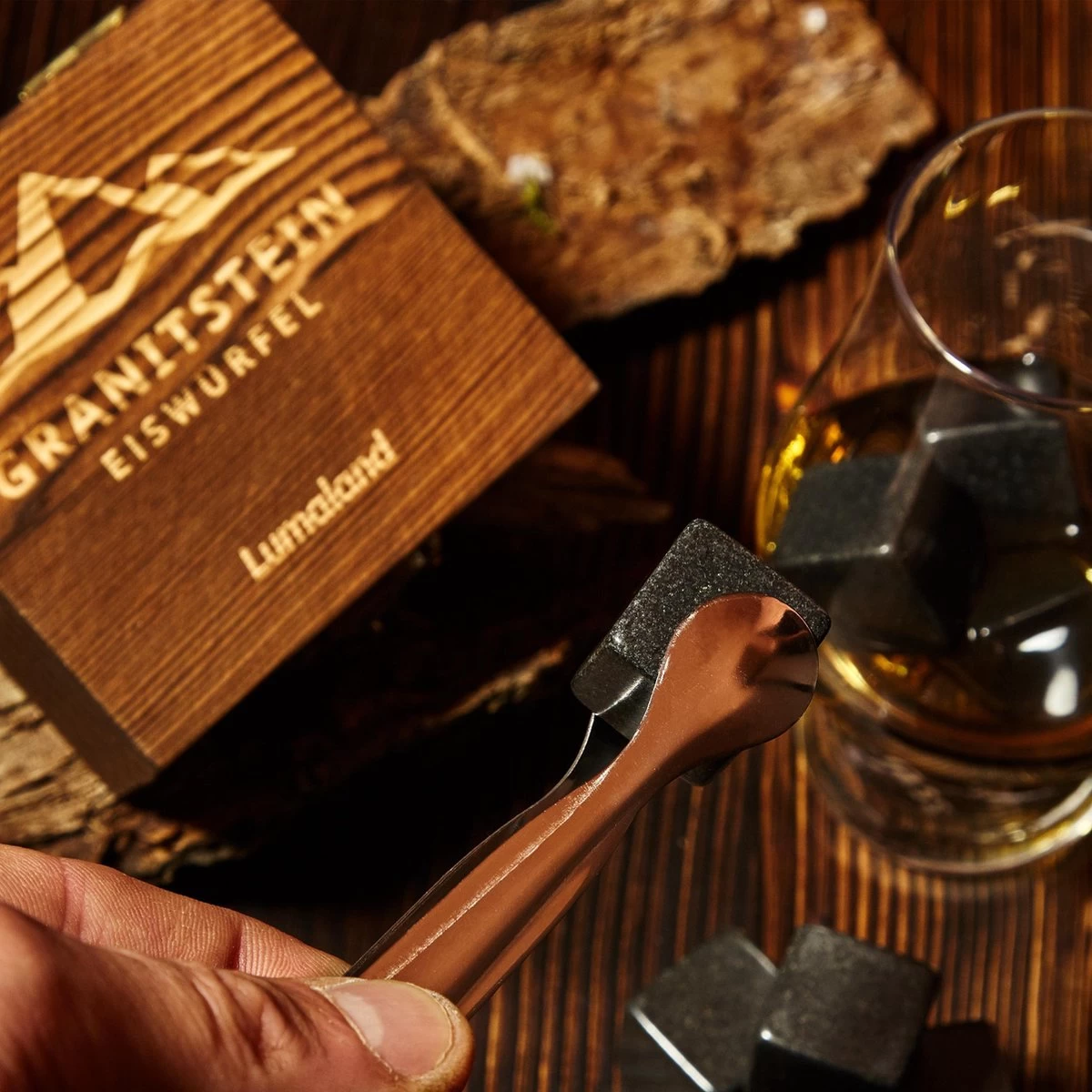 Lumaland - Pierres à Whisky - En Granit De Haute Qualité - Pierres à Whisky - Avec Boîte En Bois, Sac De Rangement Et Pince En Acier Inoxydable - Lot De 9 - Noir 6 Lumaland - Pierres à Whisky - En Granit De Haute Qualité - Pierres à Whisky - Avec Boîte En Bois, Sac De Rangement Et Pince En Acier Inoxydable - Lot De 9 - Noir – Image 4