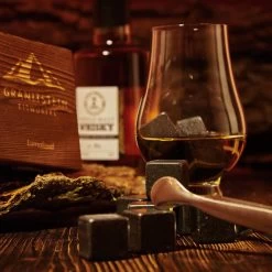Lumaland - Pierres à Whisky - En Granit De Haute Qualité - Pierres à Whisky - Avec Boîte En Bois, Sac De Rangement Et Pince En Acier Inoxydable - Lot De 9 - Noir 15 Lumaland - Pierres à Whisky - En Granit De Haute Qualité - Pierres à Whisky - Avec Boîte En Bois, Sac De Rangement Et Pince En Acier Inoxydable - Lot De 9 - Noir -Dégustation Délicate 1200x1200 1957