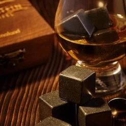 Lumaland - Pierres à Whisky - En Granit De Haute Qualité - Pierres à Whisky - Avec Boîte En Bois, Sac De Rangement Et Pince En Acier Inoxydable - Lot De 9 - Noir 16 Lumaland - Pierres à Whisky - En Granit De Haute Qualité - Pierres à Whisky - Avec Boîte En Bois, Sac De Rangement Et Pince En Acier Inoxydable - Lot De 9 - Noir -Dégustation Délicate 1200x1200 1958