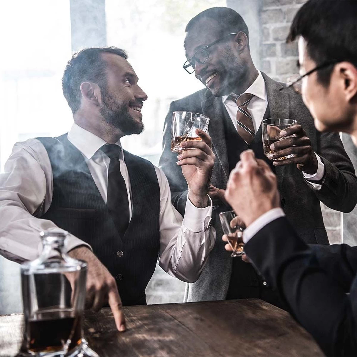 MikaMax Twisted Whisky Decanter - Whisky Decanter - Set Complet - Whisky Stones - Inc. 2 Verres à Whisky – 1L 3 MikaMax Twisted Whisky Decanter - Whisky Decanter - Set Complet - Whisky Stones - Inc. 2 Verres à Whisky – 1L – Image 2