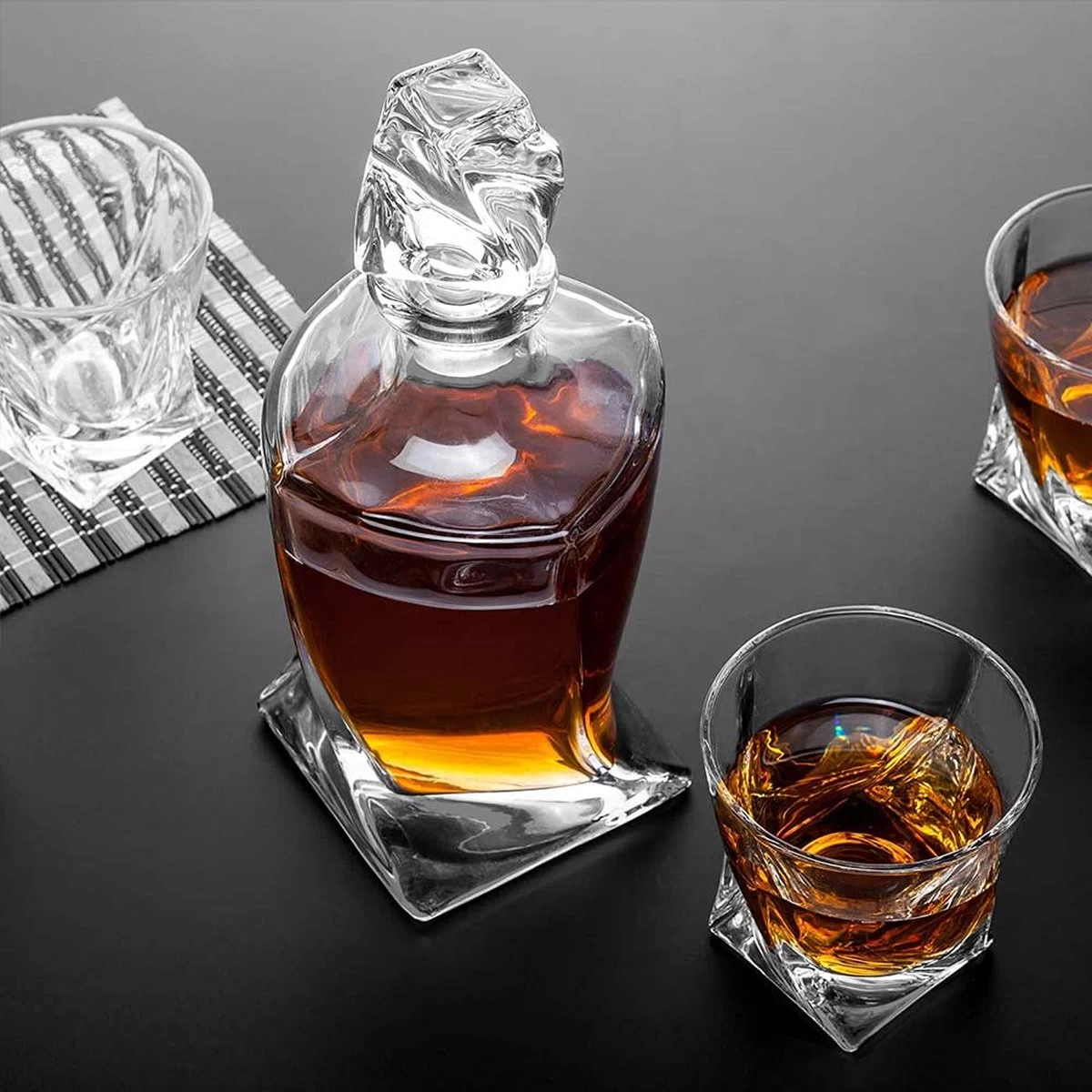 MikaMax Twisted Whisky Decanter - Whisky Decanter - Set Complet - Whisky Stones - Inc. 2 Verres à Whisky – 1L 9 MikaMax Twisted Whisky Decanter - Whisky Decanter - Set Complet - Whisky Stones - Inc. 2 Verres à Whisky – 1L – Image 8