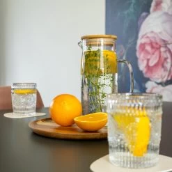 Krumble - Carafe - Filtre à Eau - Carafe à Eau - Bouteille Verseuse - Distributeur De Boissons - Poignée Et Couvercle Inclus - Glas Et Bois - 1,5 Litre - 8,5 X 27 Cm - Transparent Et Marron Clair -Dégustation Délicate 1200x1200 1976