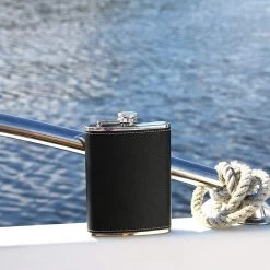 Flasque En Acier 8 Oz / 240 Ml Coffret Cadeau Avec Deux Verres à Shot Et Une Flasque Entonnoir En Cuir Zwart Convient Pour Transporter De L'alcool 12 Flasque En Acier 8 Oz / 240 Ml Coffret Cadeau Avec Deux Verres à Shot Et Une Flasque Entonnoir En Cuir Zwart Convient Pour Transporter De L'alcool -Dégustation Délicate 1200x1200 1985