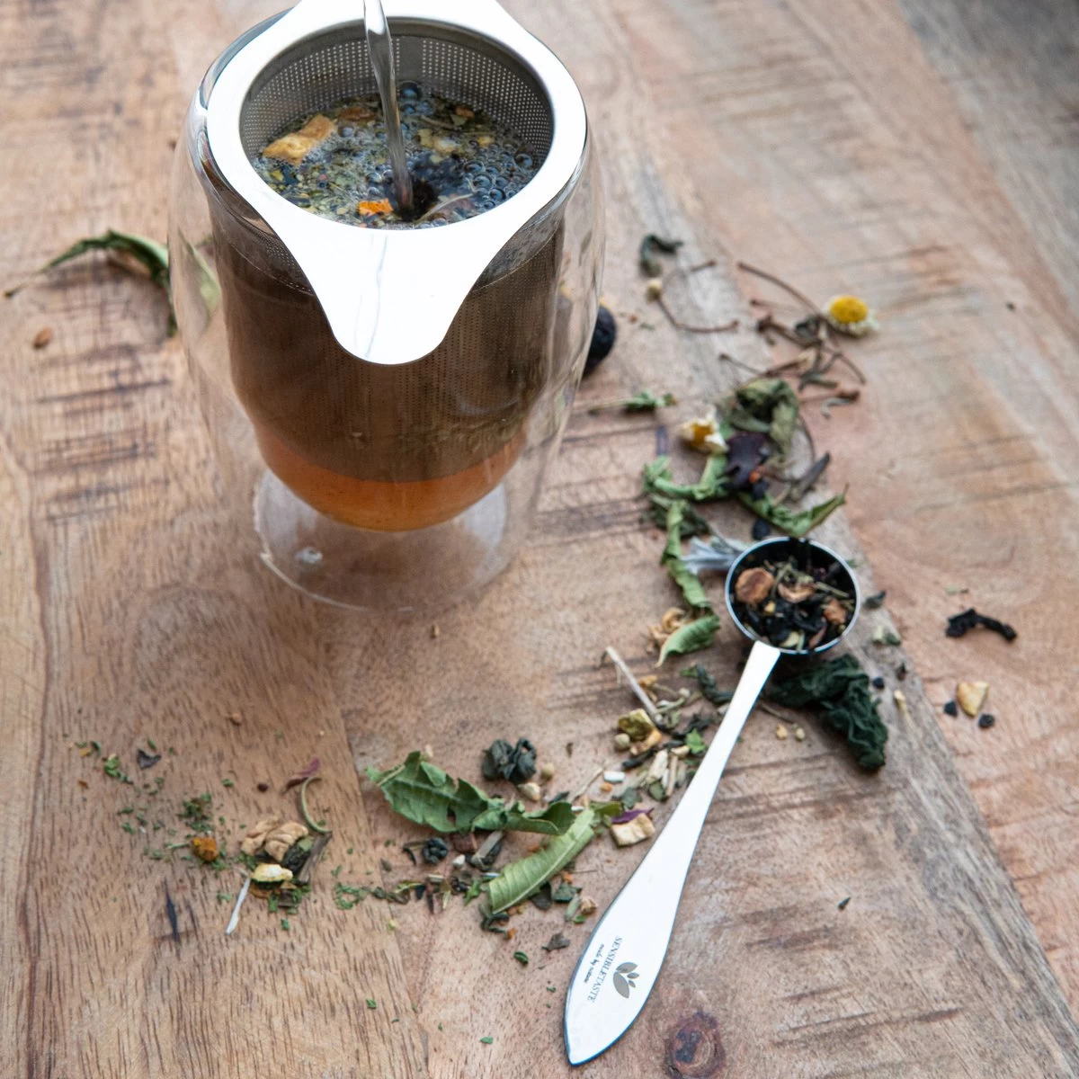 Filtre à Thee Et Cuillère Doseuse - SensibleTaste - Facilement Lavable - Acier Inoxydable - Filtre à Thé Pour Thé En Vrac - Accessoires Pour Le Thee - Avec Sous-verre - Double Poignée - Cuillère Doseuse 4 Filtre à Thee Et Cuillère Doseuse - SensibleTaste - Facilement Lavable - Acier Inoxydable - Filtre à Thé Pour Thé En Vrac - Accessoires Pour Le Thee - Avec Sous-verre - Double Poignée - Cuillère Doseuse – Image 2