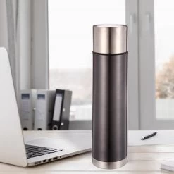 Maestro - Bouteille Isotherme En Acier Inoxydable 750 Ml | Bouteille Isotherme Avec Gobelet De 200 Ml | Pour Boissons Chaudes Ou Froides (Graphite) 5 Maestro - Bouteille Isotherme En Acier Inoxydable 750 Ml | Bouteille Isotherme Avec Gobelet De 200 Ml | Pour Boissons Chaudes Ou Froides (Graphite) -Dégustation Délicate 1200x1200 2096