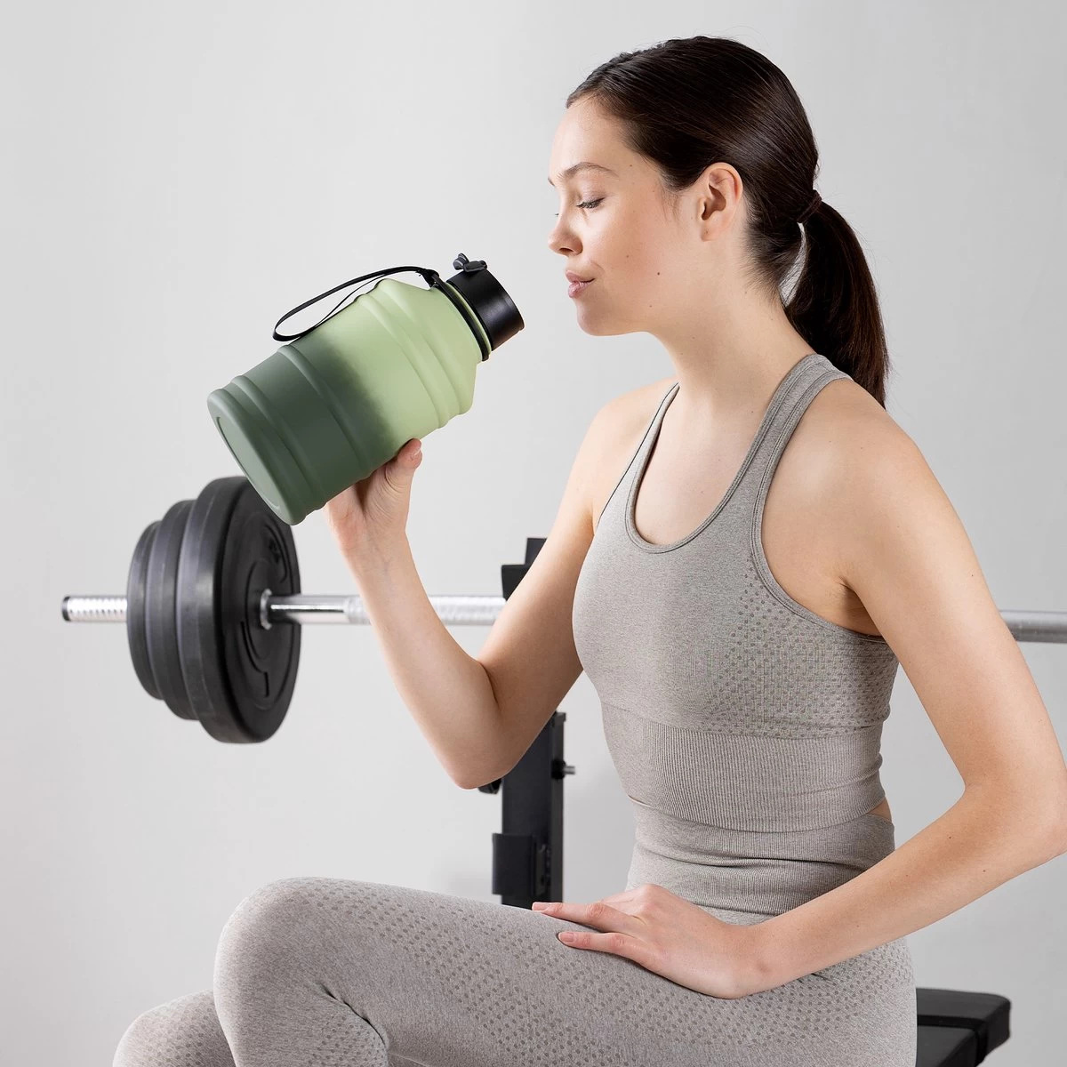 Bouteille D'eau En Acier Inoxydable à Simple Paroi Navaris - Gourde - 2L - Bouteille En Acier Inoxydable Extra Large Avec Bouchon à Boire - Idéal Pendant Le Sport - Sans BPA 7 Bouteille D'eau En Acier Inoxydable à Simple Paroi Navaris - Gourde - 2L - Bouteille En Acier Inoxydable Extra Large Avec Bouchon à Boire - Idéal Pendant Le Sport - Sans BPA – Image 5