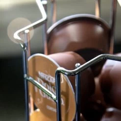 QUVIO Porte-capsules Pour Dolce Gusto - Porte-tasses Pour 18 Tasses De Dolce Gusto - Porte-capsules à Café - Chrome - Porte-café Et Support -Dégustation Délicate 1200x1200 262