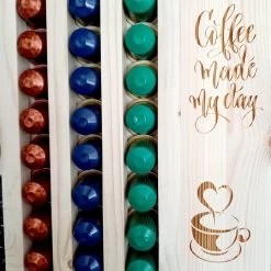 Nespresso Porte- Tasses à Café|Version De Luxe|Bois D'épicéa Avec Décorations (brûlées)|Convient à Toutes Les Tasses à Café, Y Compris Nepresso| Contenu 30 Tasses| -Dégustation Délicate 1200x1200 269