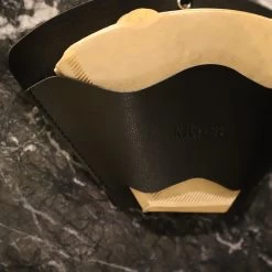 Porte-filtre à Café Keufens | Zwart - Porte-filtre à Café - Convient à Tous Les Filtres à Café - 75 Filtres - Porte-filtre à Café Mural - Cuir Artificiel - Porte-filtre à Café -Dégustation Délicate 1200x1200 343