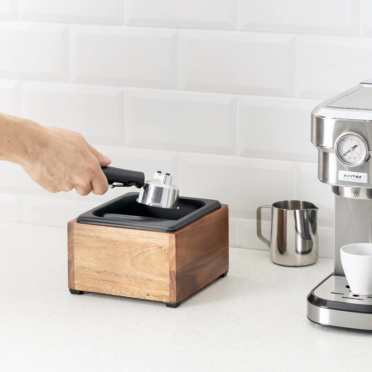 Navaris Knock Box Café Pour Machine Expresso - 18 X 17 X 11 Cm - Knockbox En Bois D'acacia Et Acier Inoxydable 4 Navaris Knock Box Café Pour Machine Expresso - 18 X 17 X 11 Cm - Knockbox En Bois D'acacia Et Acier Inoxydable – Image 2