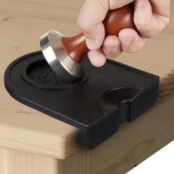 Expresso écarlate | Plateau De Pulvérisation "Professionnel" Avec Rebord (antidérapant) Et Support Pour Porte-tamis Lors Du Déversement. Noir -Dégustation Délicate 1200x1200 475