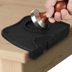 Expresso écarlate | Vaporisateur "Barista" Avec Un Bord Abaissé (antidérapant) Et Support Pour Porte-tamis Lors Du Déversement. Noir -Dégustation Délicate 1200x1200 496