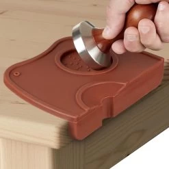 Expresso écarlate | Vaporisateur "Barista" Avec Un Bord Abaissé (antidérapant) Et Support Pour Porte-tamis Lors Du Déversement. Broin -Dégustation Délicate 1200x1200 499