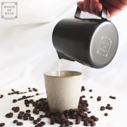 House Of Husk® Pot à Lait Avec Art Pen - Pichet Mousseur à Lait - Zwart - Pot à Lait - Pichet à Lait - Acier Inoxydable - Pot à Lait Barista - 350 Ml - Avec Stylo Latte Art -Dégustation Délicate 1200x1200 519
