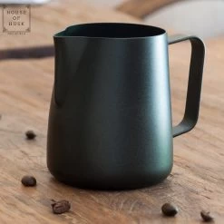 House Of Husk® Pot à Lait Avec Art Pen - Pichet Mousseur à Lait - Zwart - Pot à Lait - Pichet à Lait - Acier Inoxydable - Pot à Lait Barista - 350 Ml - Avec Stylo Latte Art -Dégustation Délicate 1200x1200 520