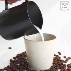 House Of Husk® Pot à Lait Avec Art Pen - Pichet Mousseur à Lait - Zwart - Pot à Lait - Pichet à Lait - Acier Inoxydable - Pot à Lait Barista - 350 Ml - Avec Stylo Latte Art -Dégustation Délicate 1200x1200 521