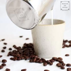 House Of Husk® Pot à Lait Avec Art Pen - Pichet Mousseur à Lait - Argent - Pot à Lait - Pichet à Lait - Acier Inoxydable - Pot à Lait Barista - 350 Ml - Avec Stylo Latte Art 14 House Of Husk® Pot à Lait Avec Art Pen - Pichet Mousseur à Lait - Argent - Pot à Lait - Pichet à Lait - Acier Inoxydable - Pot à Lait Barista - 350 Ml - Avec Stylo Latte Art -Dégustation Délicate 1200x1200 558