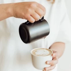 BRAVE ELEPHANT ® Pot à Lait En Acier Inoxydable 600 Ml [Noir Mat] | Pot à Lait En Inox Pour Latte Art | Pot à Lait Barista Avec Revêtement En Téflon Noir | Pichet En Mousse De Lait Innovant -Dégustation Délicate 1200x1200 584