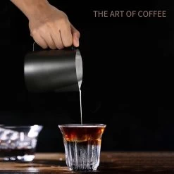 Pot à Lait - 600 ML - Pot à Mousser Le Lait - Pot à Lait Barista Acier Inoxydable (SS) Zwart -Dégustation Délicate 1200x1200 693