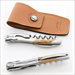 CHATEAU LAGUIOLE © MEILLEUR SOMMELIER DU MONDE - COUTEAU SOMMELIER OUVRE BOUTEILLE DE LUXE - MARKUS DEL MONEGO - PIED DE VIGNE (ALLEMAGNE)