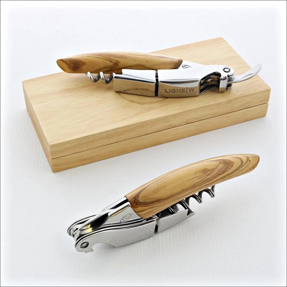 LIGNE W - ORIGINE PRESTIGE - COUTEAU SOMMELIER OUVRE BOUTEILLE DE LUXE BOIS D'OLIVIER 3 LIGNE W - ORIGINE PRESTIGE - COUTEAU SOMMELIER OUVRE BOUTEILLE DE LUXE BOIS D'OLIVIER