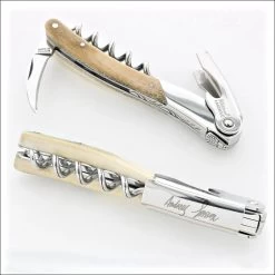 CHATEAU LAGUIOLE © MEILLEUR SOMMELIER DU MONDE - COUTEAU SOMMELIER OUVRE BOUTEILLE DE LUXE FINITION CORNE DE RENNES ANDREAS LARSSON (SUEDE) 22 CHATEAU LAGUIOLE © MEILLEUR SOMMELIER DU MONDE - COUTEAU SOMMELIER OUVRE BOUTEILLE DE LUXE FINITION CORNE DE RENNES ANDREAS LARSSON (SUEDE) -Dégustation Délicate 1200x1200 787