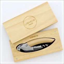 LIGNE W - ORIGINE PRESTIGE - COUTEAU SOMMELIER OUVRE BOUTEILLE DE LUXE BOIS DE CHÊNE 7 LIGNE W - ORIGINE PRESTIGE - COUTEAU SOMMELIER OUVRE BOUTEILLE DE LUXE BOIS DE CHÊNE -Dégustation Délicate 1200x1200 883