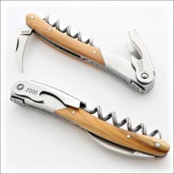 CHATEAU LAGUIOLE © MEILLEUR SOMMELIER DU MONDE - COUTEAU SOMMELIER OUVRE BOUTEILLE DE LUXE FINITION BOIS D'IF - OLIVIER POUSSIER (FRANCE) -Dégustation Délicate 1200x1200 906