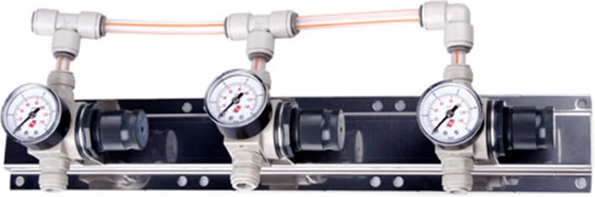 Trois Compteurs De Réduction Intermédiaire Sur Un Panneau En Acier Inoxydable 3 Trois Compteurs De Réduction Intermédiaire Sur Un Panneau En Acier Inoxydable