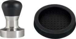 Expresso écarlate | Tamper "Passion" Pour Barista; Avec Poignée Ergonomique En PVC Ou En Bois Précieux De Votre Choix Et Base En Acier Inoxydable De Précision. Zwart 53 Mm + Planche De Tige