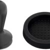 Expresso écarlate | Tamper "Nero" Pour Barista; Avec Poignée Ergonomique En Aluminium Et Base En Acier Inoxydable. Noir + Planche De Coffre 58 Mm -Dégustation Délicate 1200x705 1